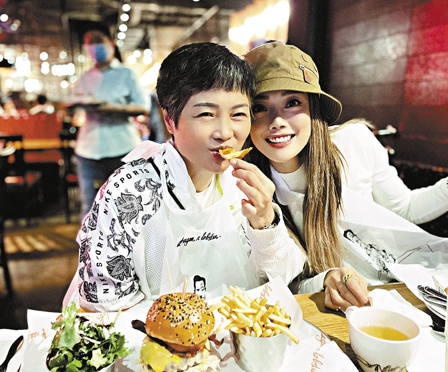 ◆容祖兒與母親享受當地美食。