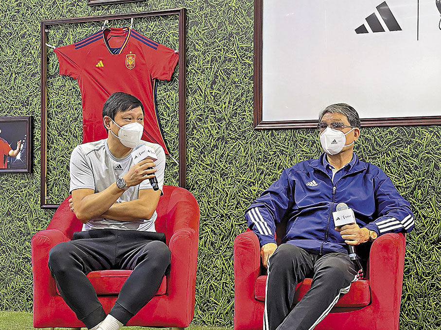 ◆徐根寶（右）與范志毅暢談世界盃。 香港文匯報記者夏微  攝