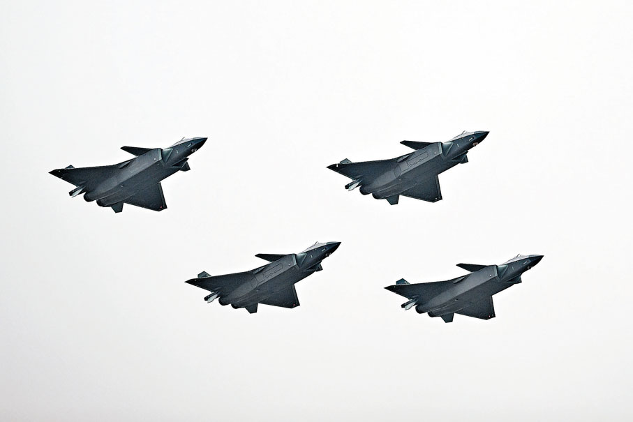 ◆ 第十四屆中國國際航空航天博覽會昨日在廣東珠海開幕。圖為中國空軍4架殲-20以鑽石隊形進行飛行展示。 中新社