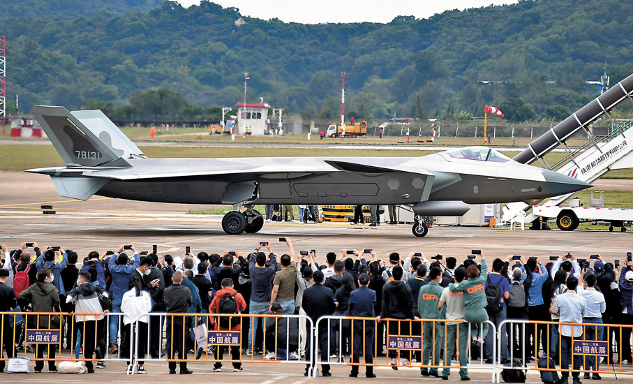 ◆ 殲-20首次近距離展示降落，「不僅空中過，還在地面留」。  新華社