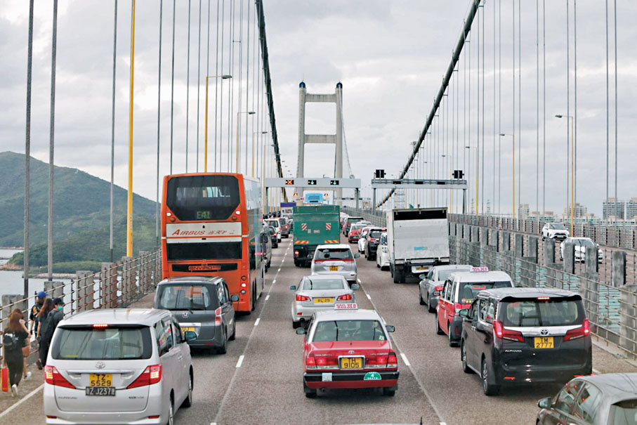 ◆ 多名立法會議員表示，青衣至大嶼山連接路將大大紓緩十一號幹線建成後對青馬大橋造成的交通壓力。圖為青馬大橋堵塞時的情況。 資料圖片