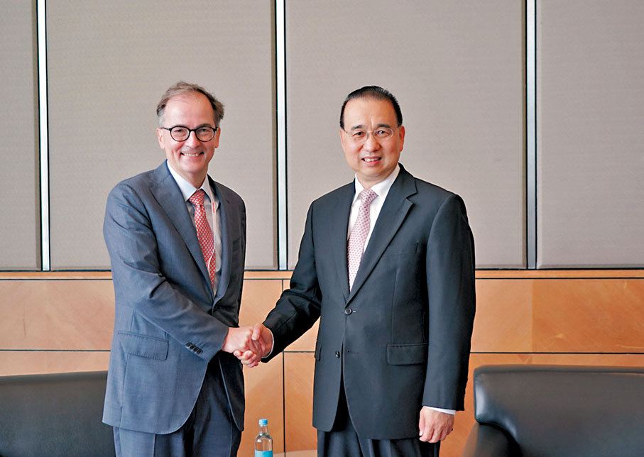 ◆劉光源（右）昨日會見來港出席活動的海牙國際私法會議秘書長貝納斯科尼。 外交公署網站圖片