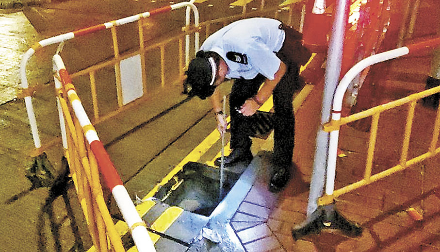 ◆事後警員用鐵枝從坑渠內搜尋事主銀包。
