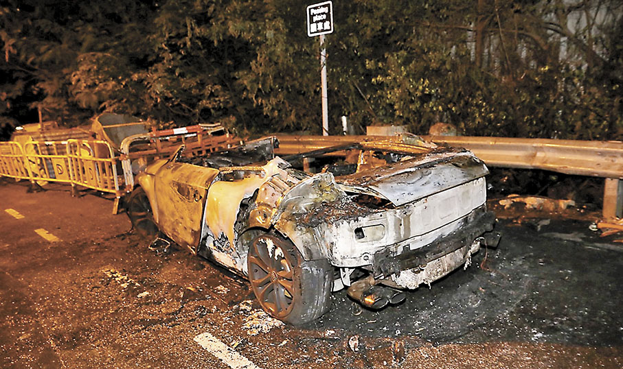 ◆涉嫌車禍後不顧而去的私家車，數小時後在屯門被發現遭縱火燒毀。