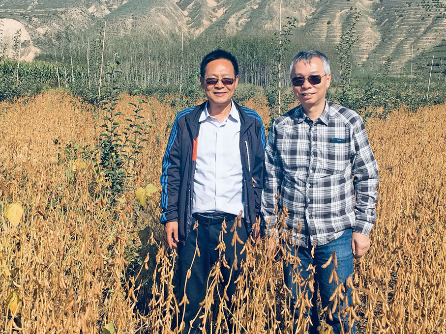 ◆ 林漢明教授（右）為達成合作，去了東北、西北、華南、華中等地，與當地的科研人員見面。