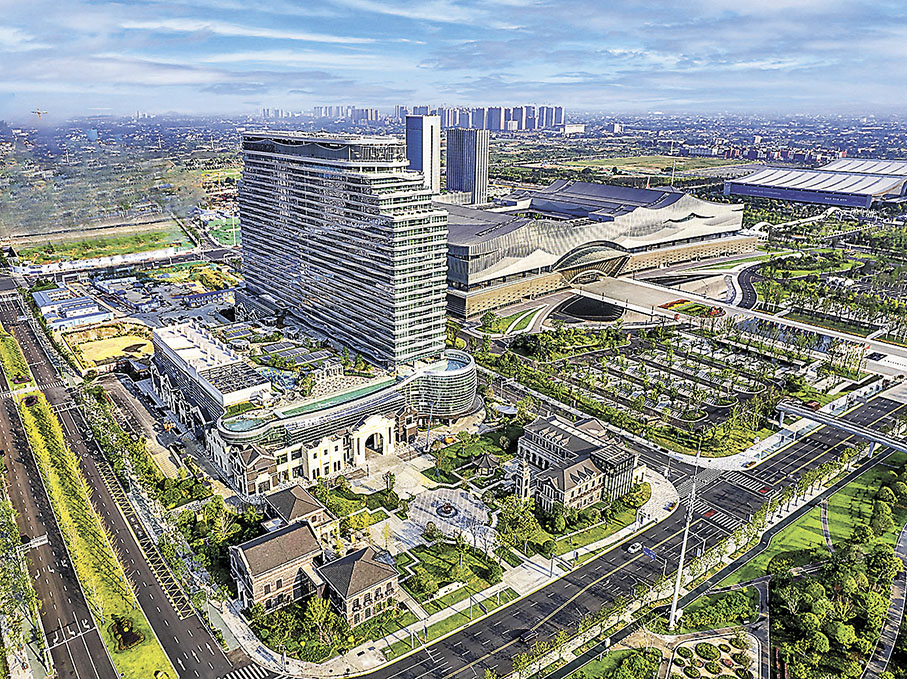 ◆長沙施柏閣酒店（左），緊鄰長沙國際會議中心，右側不遠處即為長沙國際會展中心。 香港文匯報記者姚進  攝