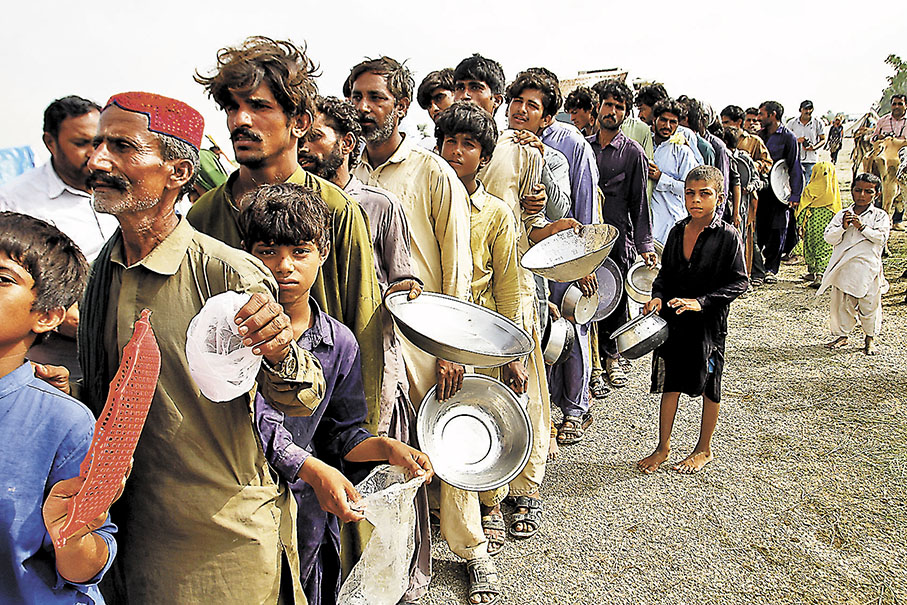 ◆ 莫特利警告氣候難民或將愈來愈多。圖為8月巴基斯坦洪災災民領取食物。 美聯社