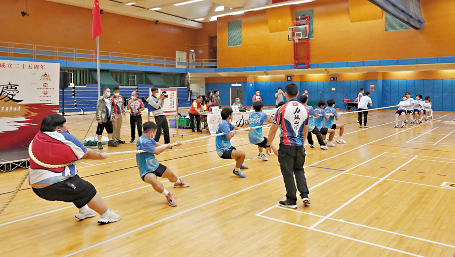 ◆學生發揮團結精神，努力作賽。 香港文匯報記者郭木又  攝