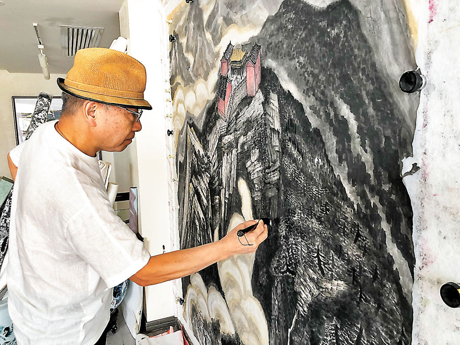 ◆張志君正在創作。