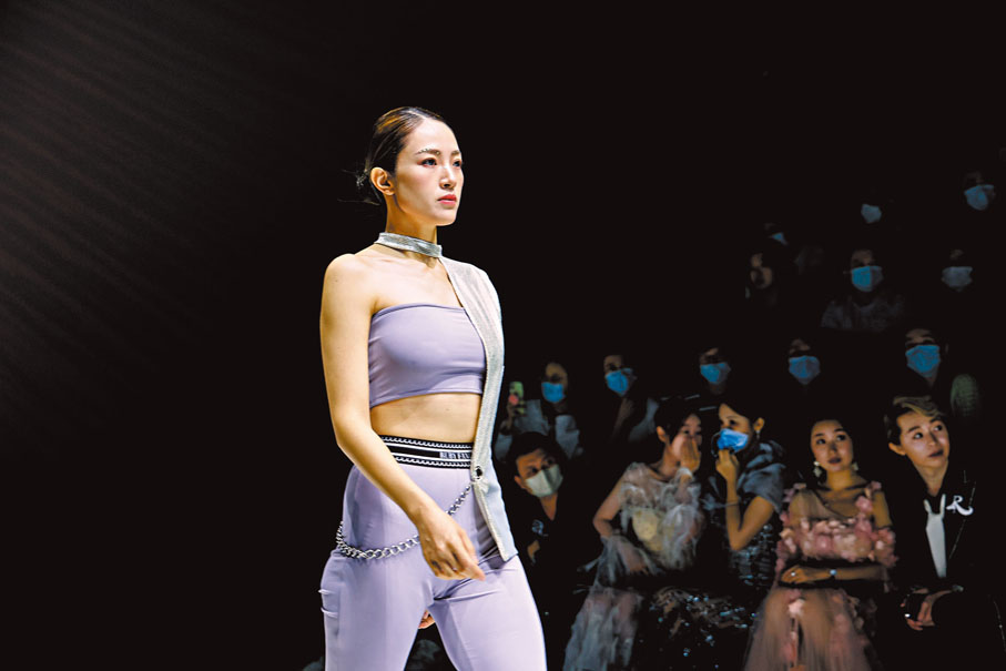 ◆方麗華一直在與香港城市大學合作研發新型面料，讓科技與時尚進行融合。