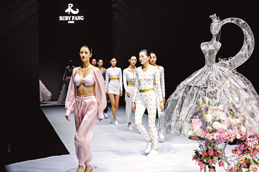 ◆今季系列靈感來自宇宙天體，夢幻未來感是大騷的專屬風格。