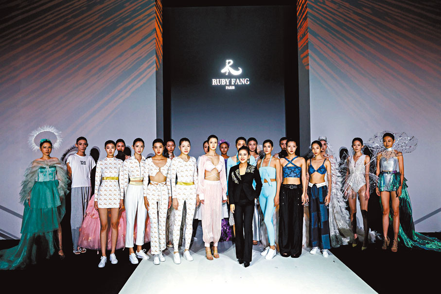 ◆方麗華參與今次深圳時裝周，並帶來一場大騷。