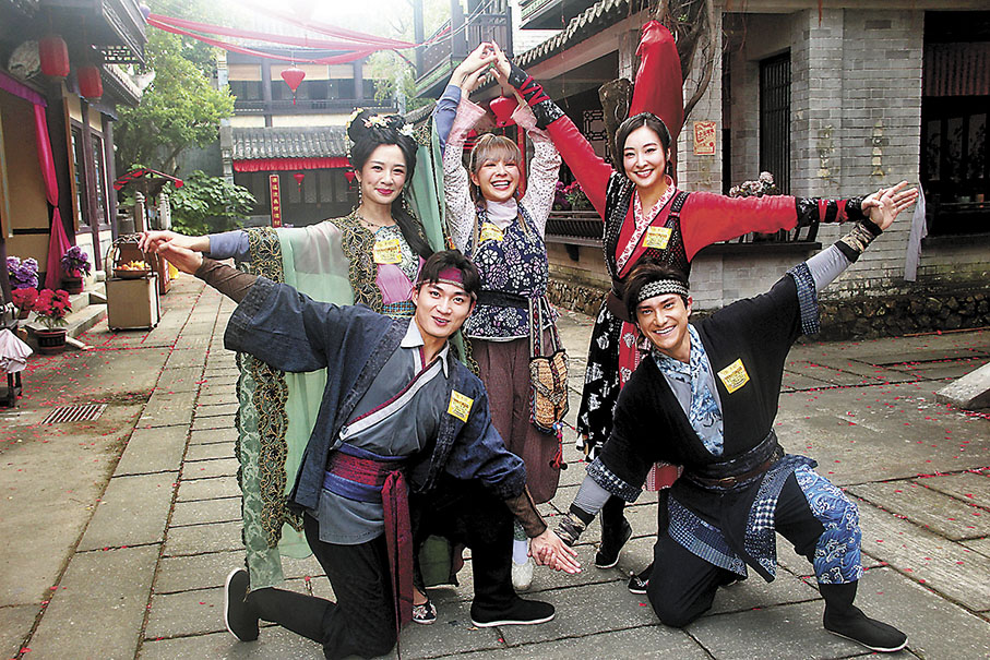 ◆ 《痞子殿下》一眾演員昨日到電視城古裝街為台慶大型序幕歌舞綵排兼錄影。