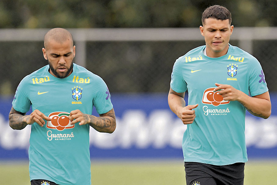 ◆ 堤亞高施華(右)與丹尼爾繼2014年世界盃後故劍重逢，相信丹尼爾或會先作為右後衛或防守中場的替補兵候命。  法新社