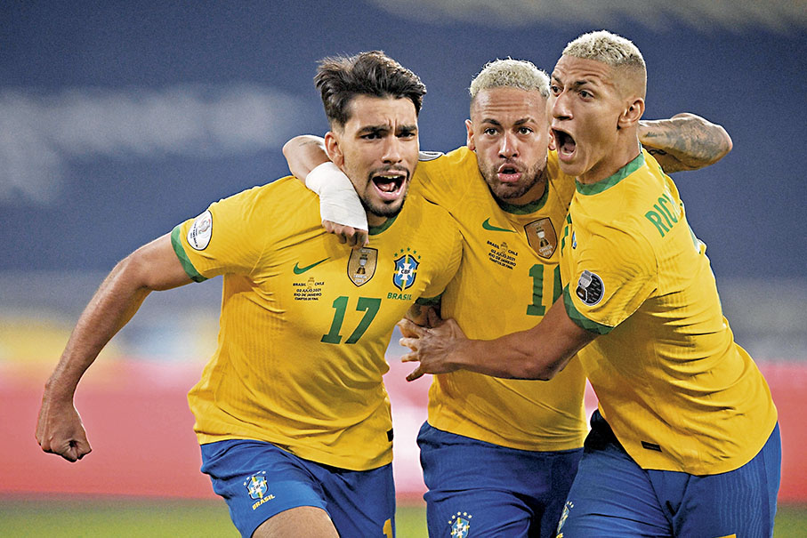 ◆ 巴西隊中前場人才濟濟，王牌前鋒尼馬(中)配以李察利臣(右)以及上位中場盧卡斯柏基達兩位防守意識強的拍檔，或可有助彌補防線活力之不足。  法新社