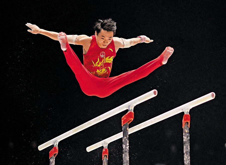 ◆鄒敬園在男子雙槓項目實現世錦賽三冠王。路透社