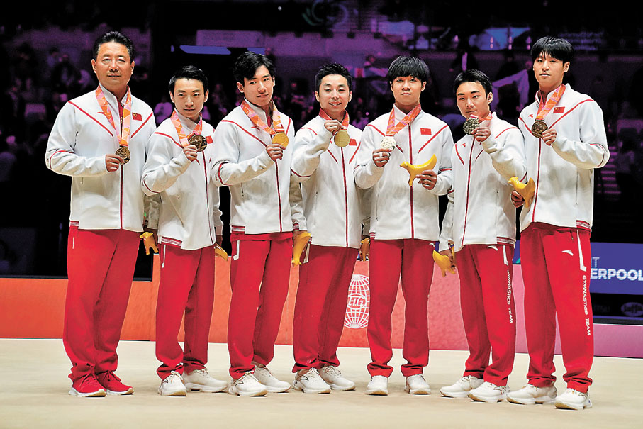 ◆鄒敬園（左二）與隊友一起奪得男子團體冠軍。美聯社