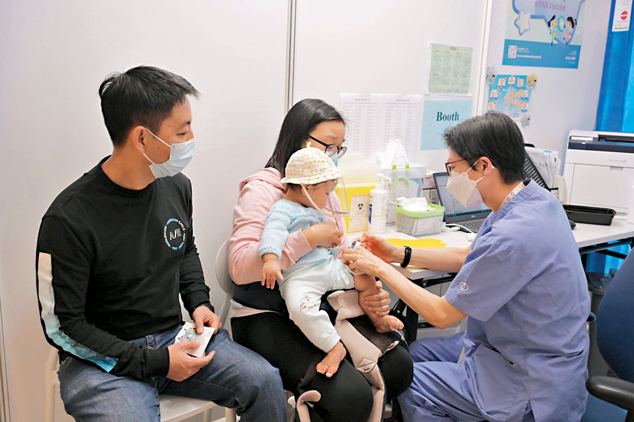 ◆ 家長帶幼兒到場接種復必泰疫苗幼兒配方。