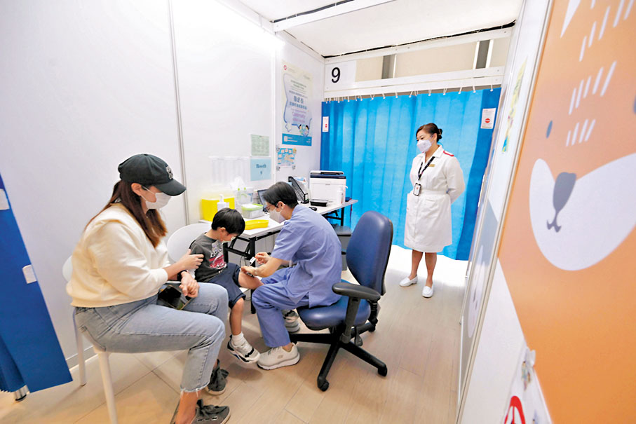 ◆ 幼童在香港兒童醫院兒童社區疫苗接種中心接種疫苗。