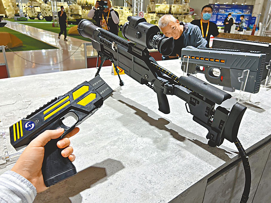 ◆ 中國新概念武器「電磁槍」亮相。 香港文匯報記者帥誠  攝