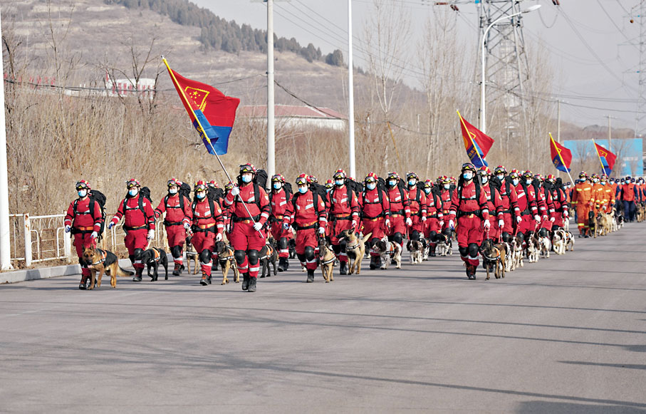 ◆中國救援山東搜救犬機動專業支隊是消防搜救犬的「搖籃」，圖為該支隊舉行「守護2022」百人百犬實戰拉動演練。受訪者供圖