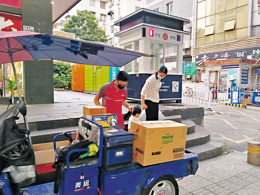 ◆快遞巨頭紛紛加派臨時人手，以迎接「雙11」帶來的物流高峰。