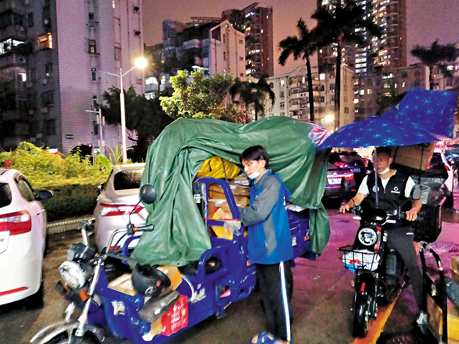 ◆中通布吉一快遞員李先生稱，一天要處理上千個快件，工作十分忙碌。