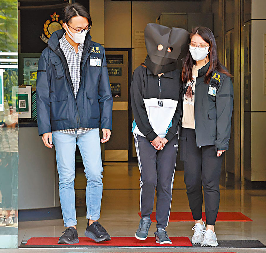 ◆被告唐逸敏（中）被捕。香港文匯報記者劉友光  攝