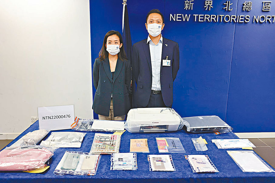 ◆警方昨日講述拘捕一名女教師涉捏造虐兒指控案件詳情，並展示檢獲證物。香港文匯報記者劉友光  攝