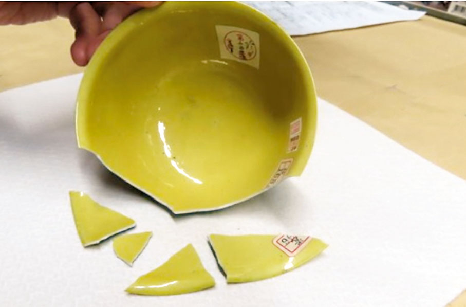 ◆「明弘治款嬌黃釉綠彩雙龍小碗」破損情形。 網上圖片