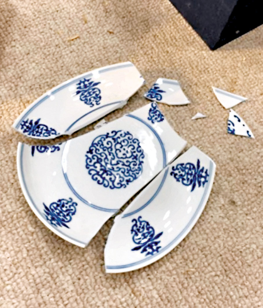 ◆「清乾隆青花花卉盤」毀損。 網上圖片