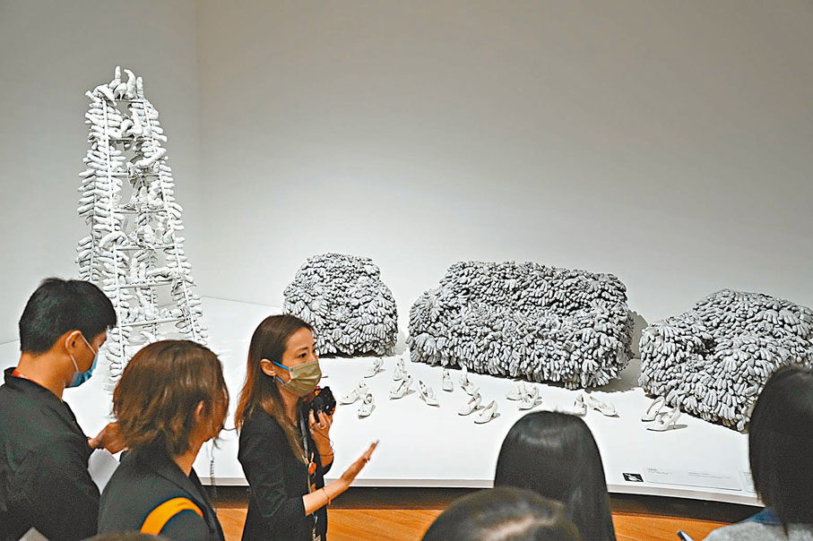 ◆M+視覺藝術策展人譚雪凝（中）正在介紹作品。