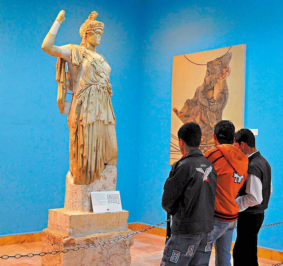◆ 希臘神話裏的女神各有各的美。圖為遊客觀看智慧女神雅典娜的雕像。 資料圖片