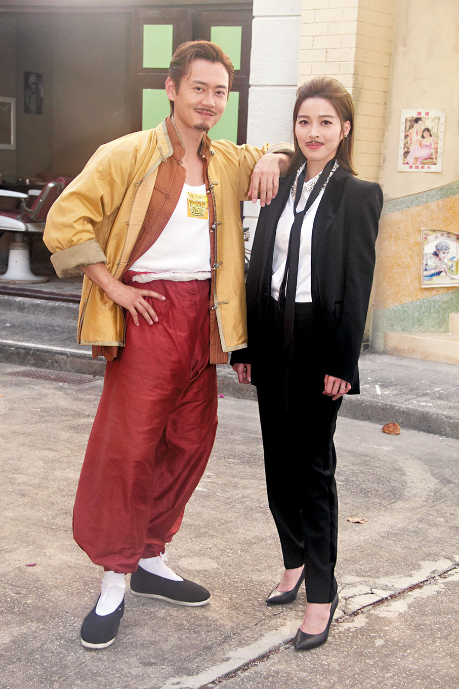 ◆張振朗與賴慰玲齊齊黐鬍鬚扮黑幫分子。