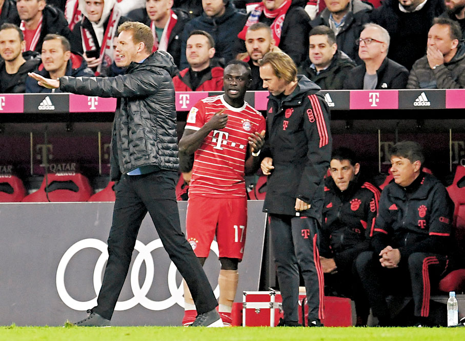 ◆ 沙迪奧文尼（中）臨近開賽才受傷，對塞內加爾隊是一大沉重打擊。  路透社