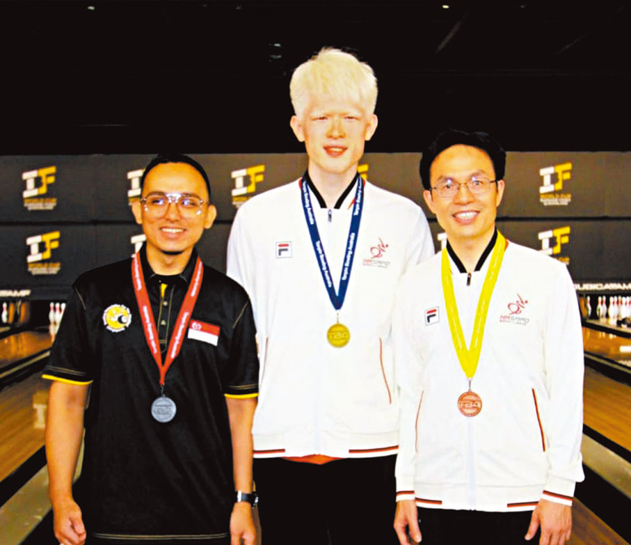 ◆張凱童（中）奪金，隊友陳達聰（右）摘銅。 香港傷殘人士體育協會圖片