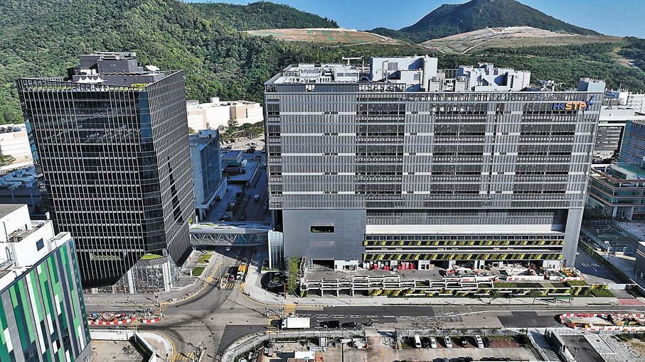 ◆香港航天科技集團設在將軍澳工業區的數據技術中心大樓（左）及製造業中心大樓（右）。  香港文匯報記者張得民  攝