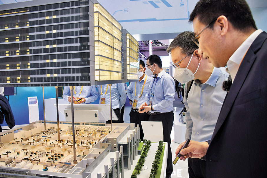 ◆粵港澳（香港）衛星智能製造中心沙盤首次在珠海航展亮相，吸引眾多專業人士觀摩。香港文匯報記者盧靜怡  攝