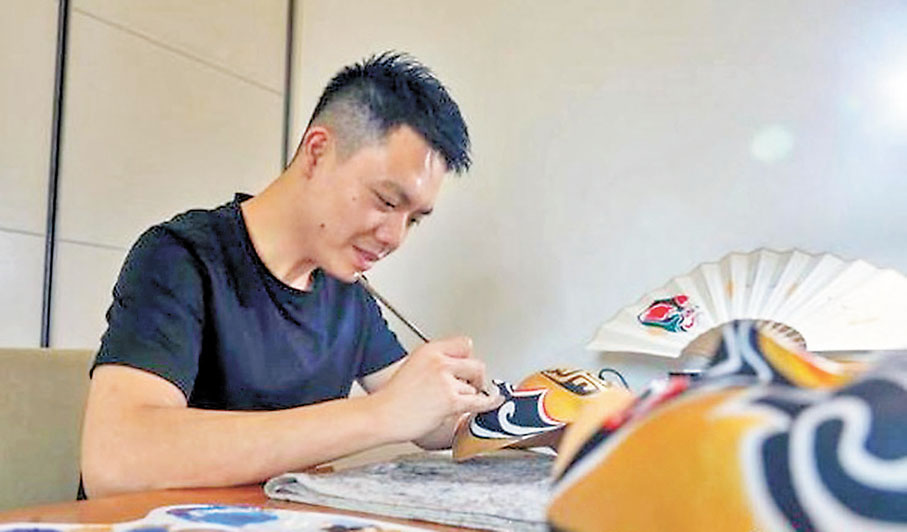 ◆熊啟正在繪製川劇《唐王遊地府》中秦廣王的臉譜。