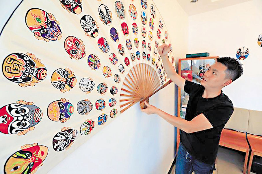 ◆熊啟在1.8米的摺扇上繪製了75張不重樣的川劇臉譜。