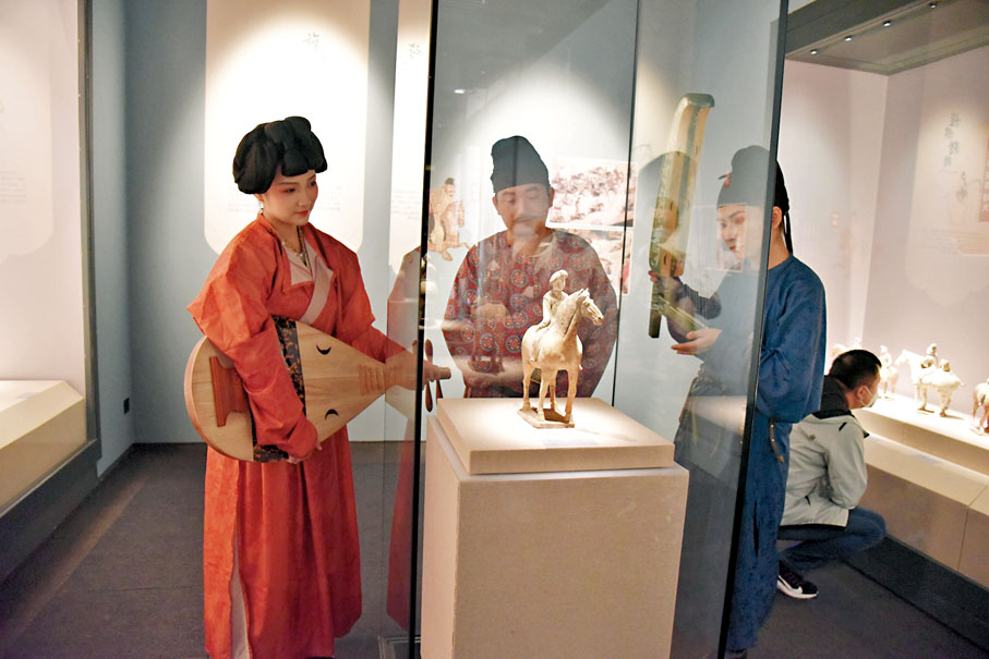 ◆身着唐裝的表演藝人為展覽增添氣氛。