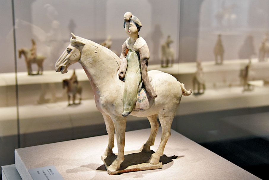 ◆露髻馳騁的騎馬女俑。