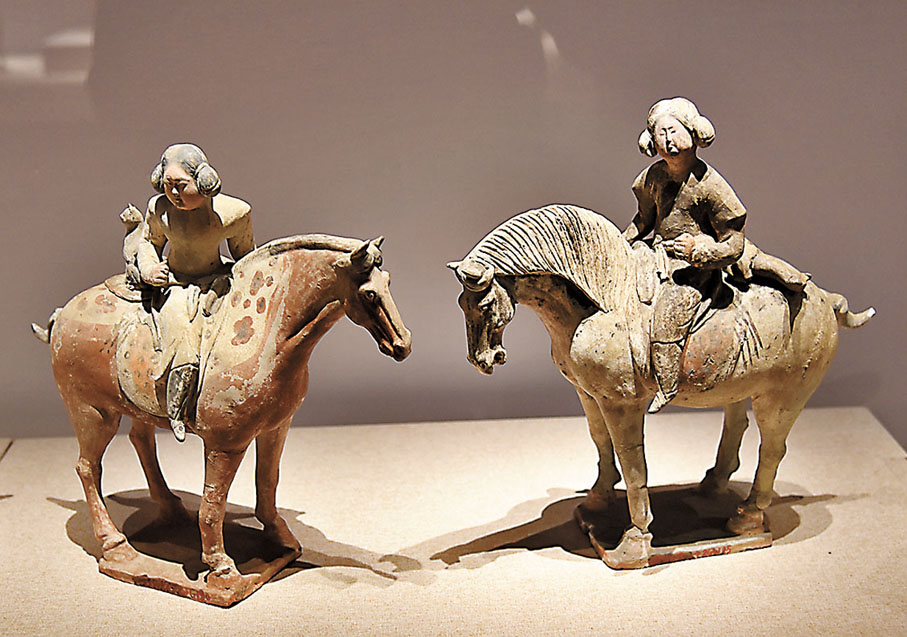 ◆騎馬狩獵女俑的馬上還帶着 「狩獵夥伴」。