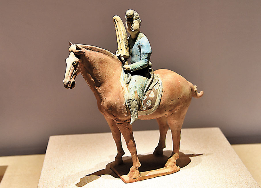 ◆騎馬彈箜篌女俑