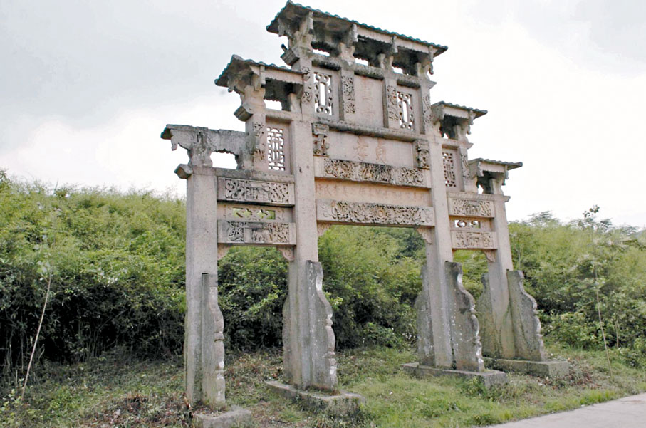 ◆ 古代不少政府都鼓勵女子守貞,尤以明清時期更為常見,統治者不時賞賜貞節牌坊,以紀念守貞婦人,藉此改變社會風氣。圖為江西東鄉縣黎圩鎮浯溪村,清朝道光皇帝御賜給儒士王士柏未婚之妻李氏的貞孝牌坊。 資料圖片
