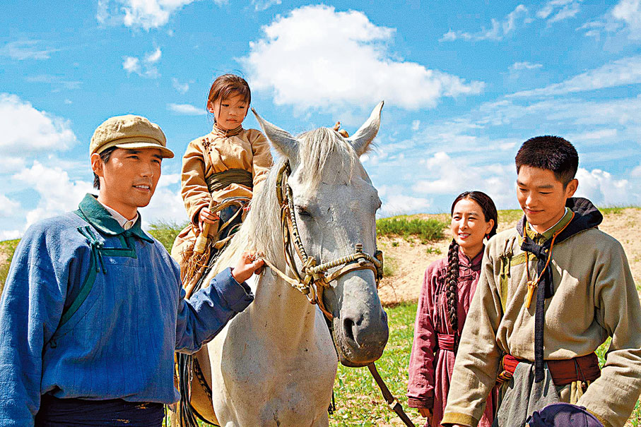 ◆ 參演者阿雲嘎(左一)本身也是內蒙古人。