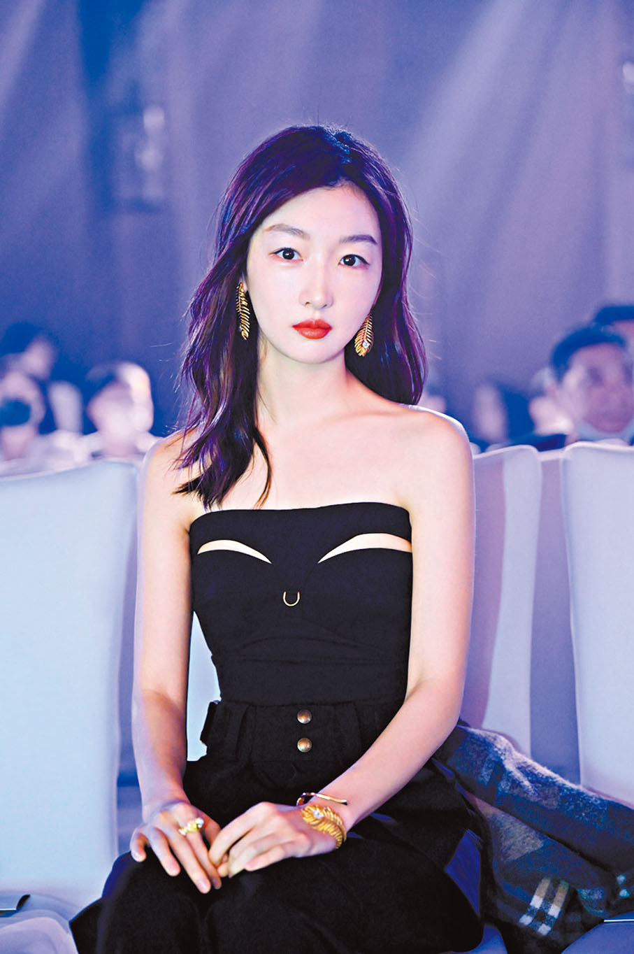 ◆長髮披肩的周冬雨更添女人味。