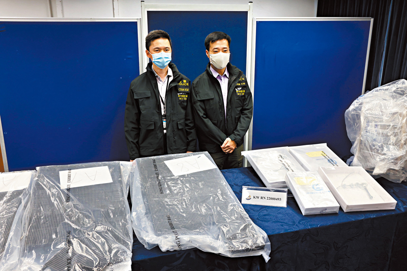 ◆西九龍總區刑事部警司鍾雅倫(右)、西九龍重案組第4隊總督察周振才向傳媒公布紅館演唱會墮屏事件調查報告。 香港文匯報記者劉友光 攝