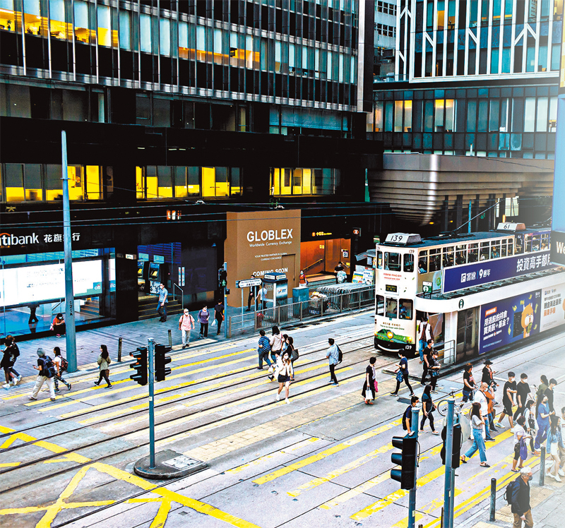 ◆本港昨公布第三季經濟增長修訂數字，政府再次下調全年經濟增長預測至負3.2%，為今年第三度調低預測。 資料圖片