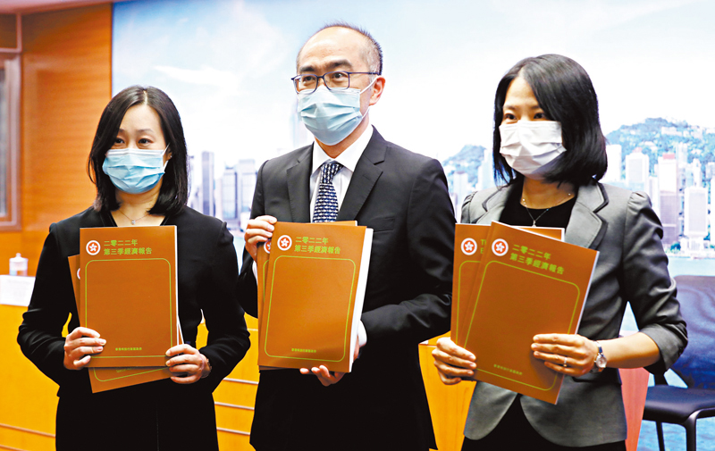 ◆梁永勝（中）料本季經濟會較之前輕微改善。 香港文匯報記者萬霜靈  攝